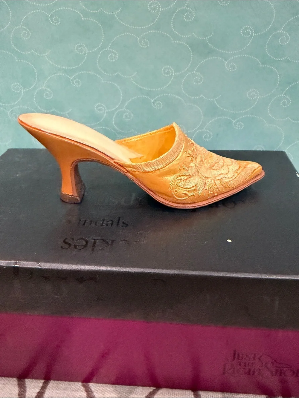 Just the Right Shoe “Elizabeth” #25128 (2001) Collectible Shoe